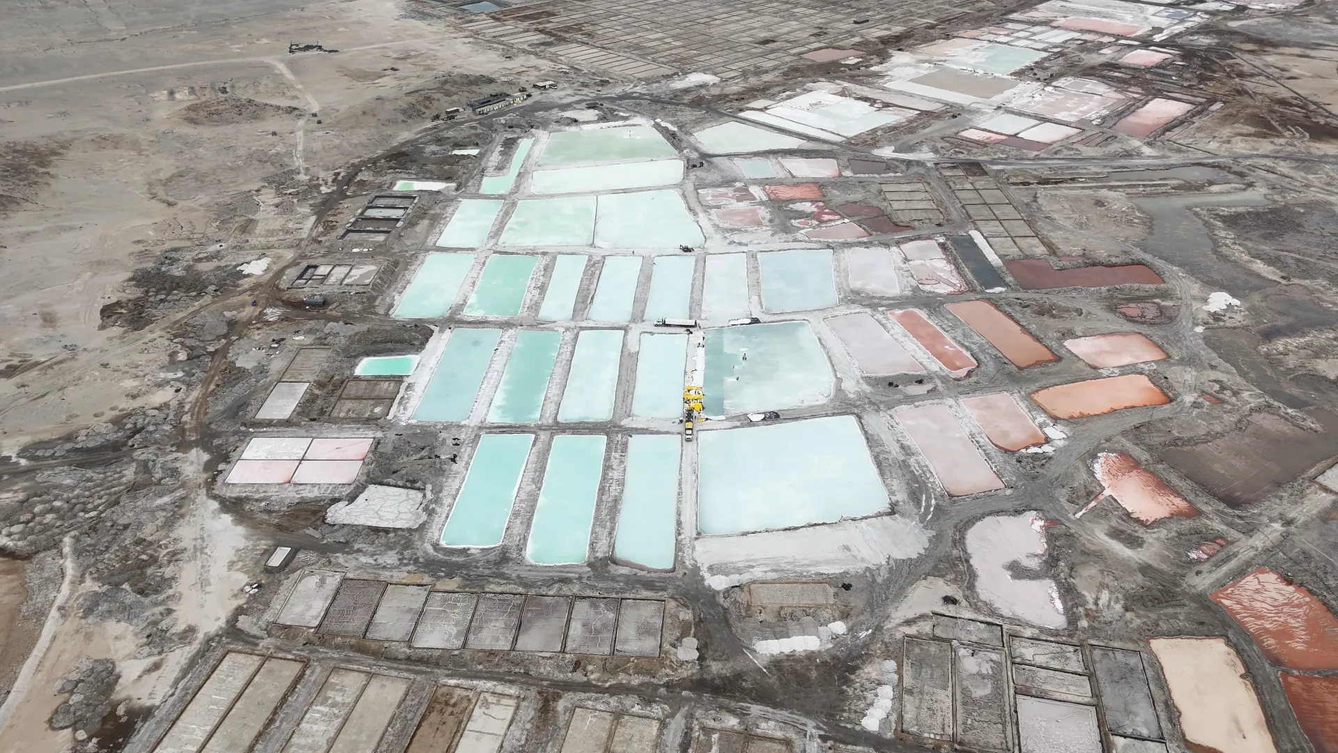 Vista aérea de las salinas y sus pozas de evaporación